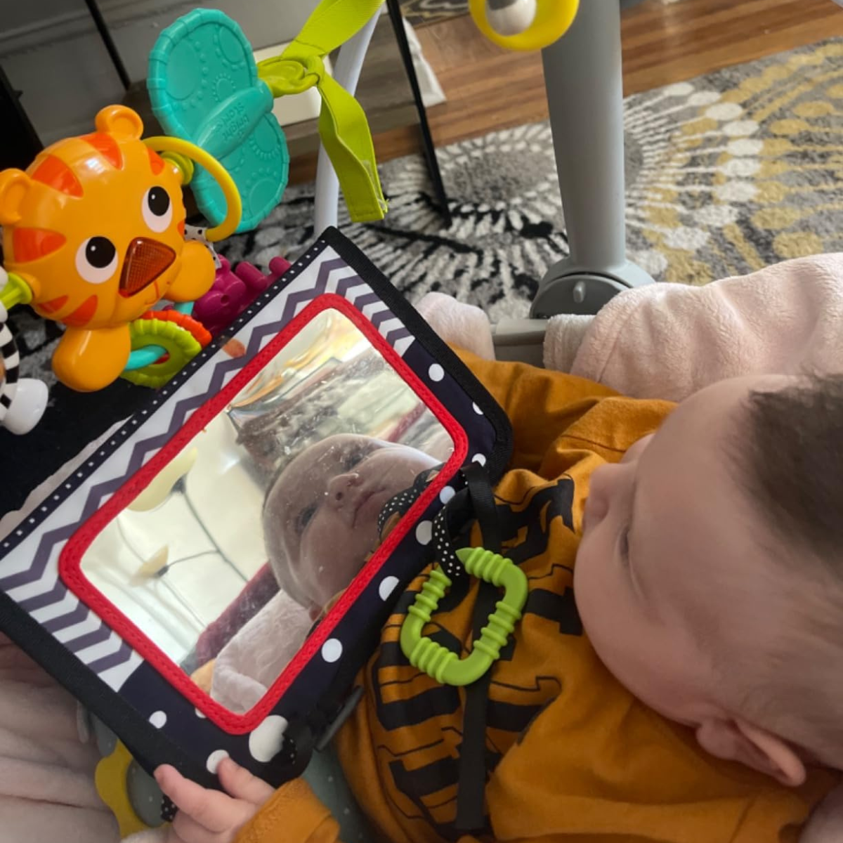 Senzorična igrača za igro na trebuščku z trobljo | 0–12 mesecev