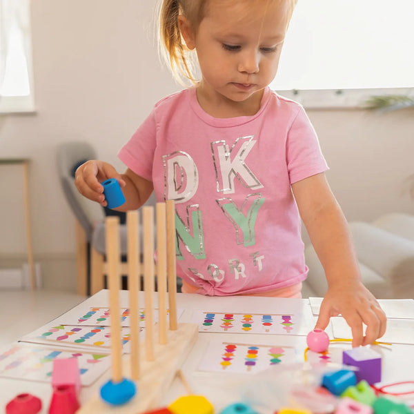 Montessori igra z lesenimi kockami